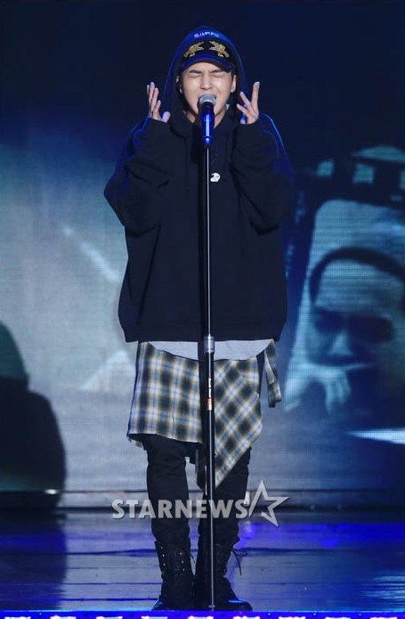 Gambar Foto Song Min Ho Winner Tampil Nyanyikan Lagu 'Fear'