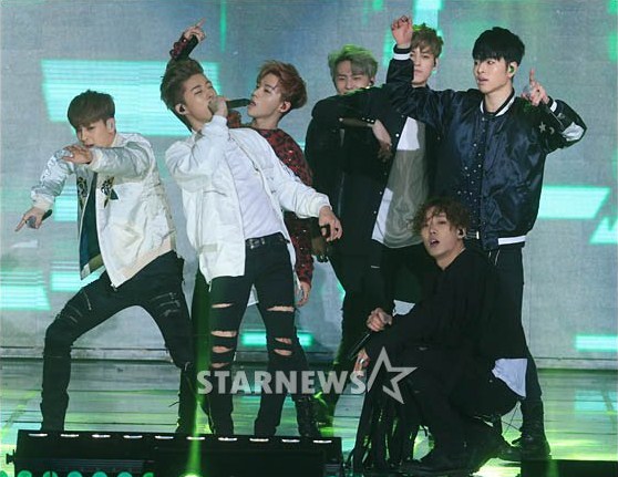 Gambar Foto iKON Tampil di Gaon Chart K-Pop Awards 2016