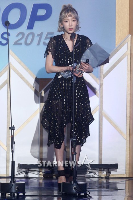 Gambar Foto Tae Yeon Raih Piala Artist of the Year - Oktober
