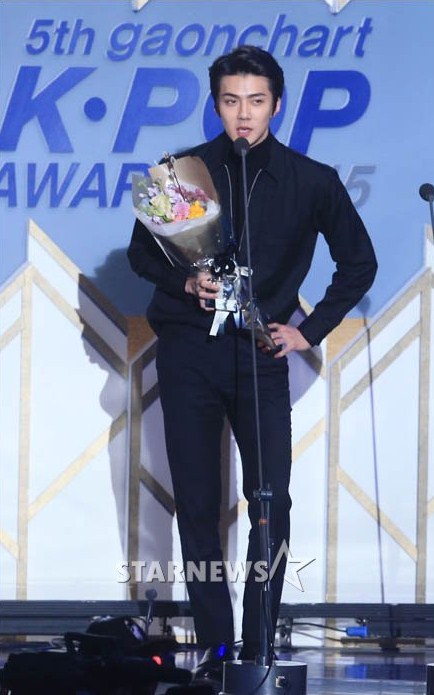 Gambar Foto Sehun EXO Raih Piala Weibo Star Award