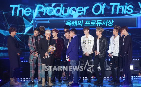 Gambar Foto Big Bang dan iKON Wakili Yang Hyun Suk Terima Piala Producer of the Year