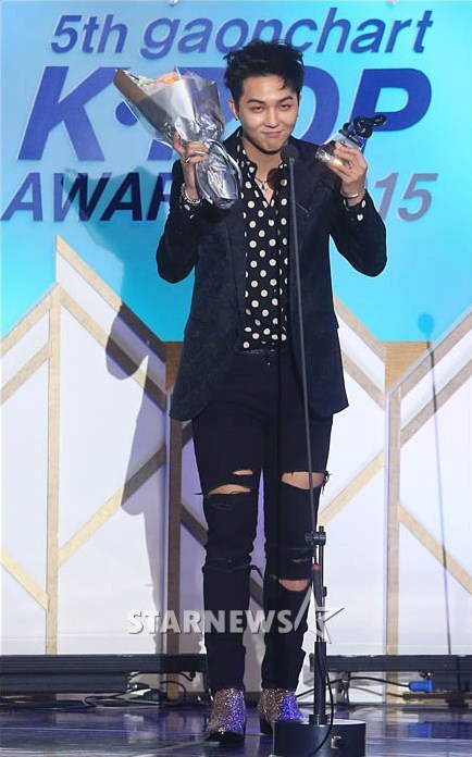 Gambar Foto Song Min Ho Winner Raih Piala Discovery of the Year Hip Hop Award