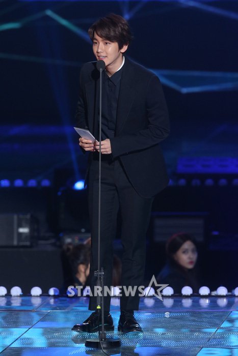 Gambar Foto Baekhyun EXO Bacakan Nominasi di Gaon Chart K-Pop Awards 2016