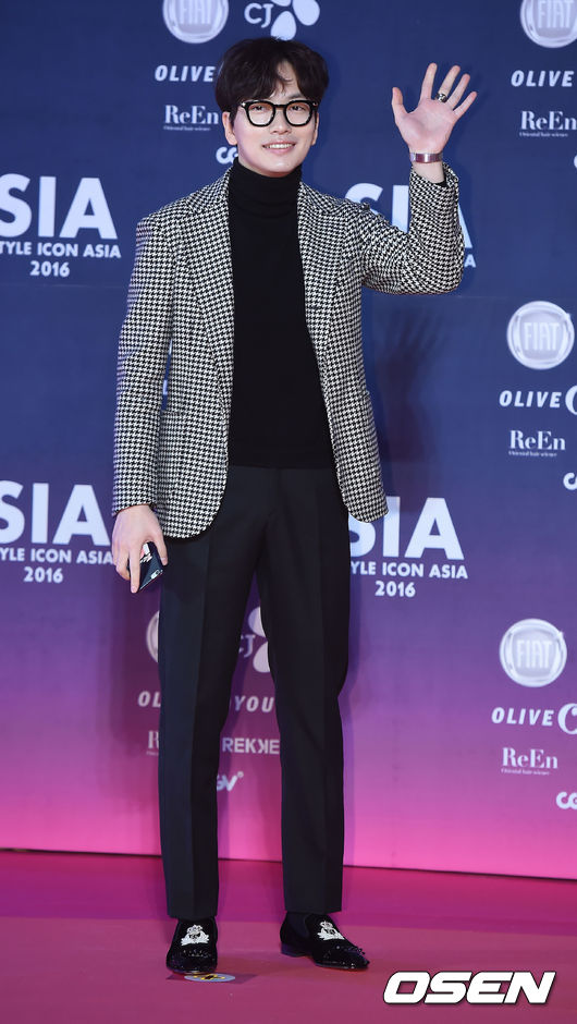 Gambar Foto Lee Dong Hwi di Pink Carpet Style Icon Asia 2016