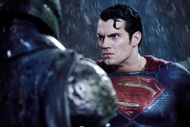 Gambar Foto Superman Memandang Batman di Film 'Batman v Superman: Dawn of Justice'