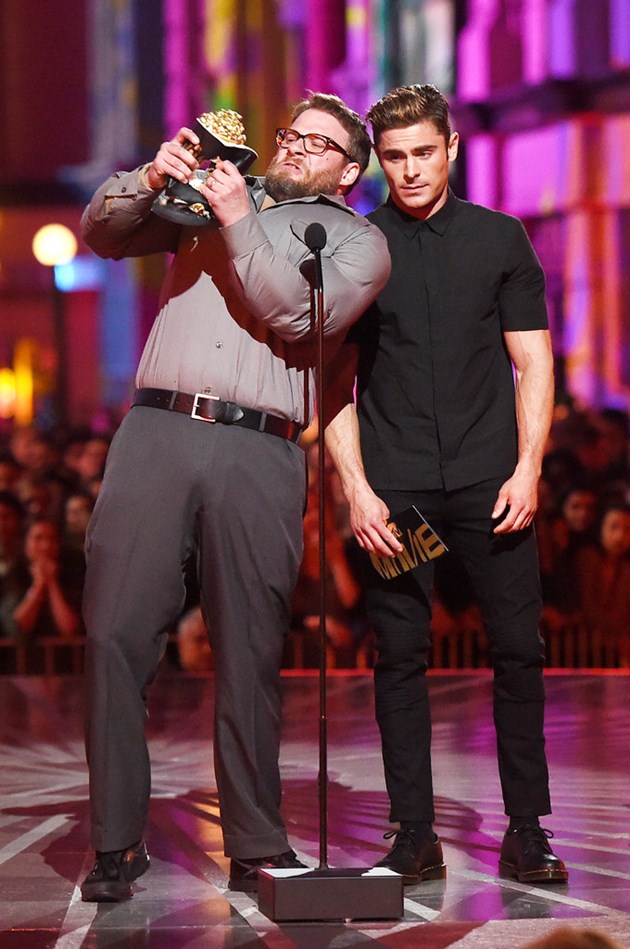 Gambar Foto Seth Rogen dan Zac Efron di MTV Movie Awards 2016