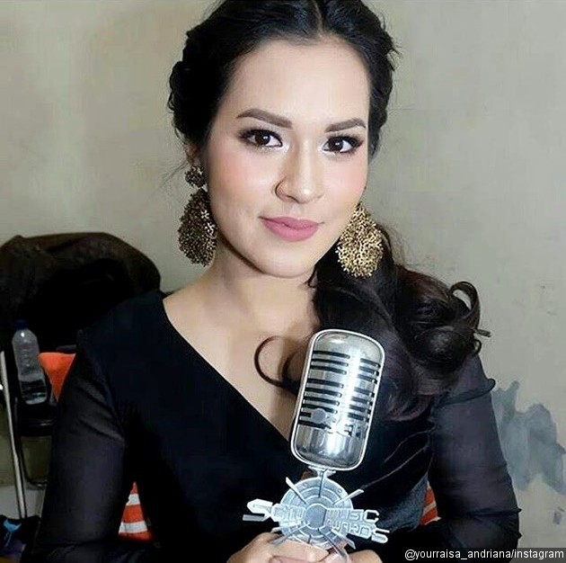 Gambar Foto Raisa Raih Penghargaan Penyanyi Solo Wanita Paling Ngetop 2016