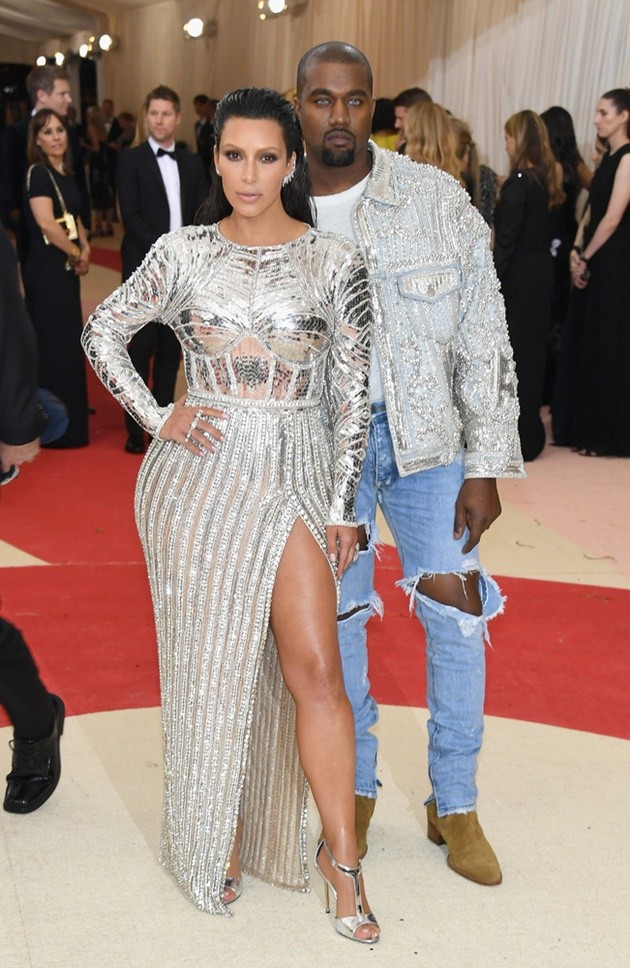 Gambar Foto Kim Kardashian Datang Bersama Kanye West di Met Gala 2016