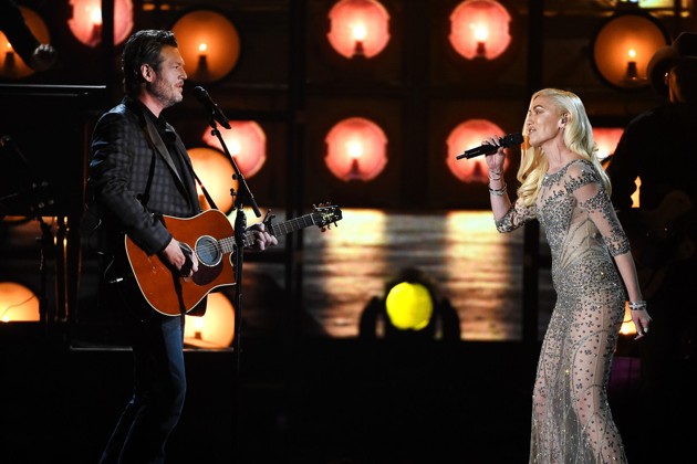 Gambar Foto Blake Shelton dan Gwen Stefani Saat Tampil di Billboard Music Awards 2016