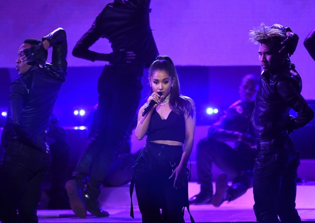 Gambar Foto Ariana Grande Tampil Nyanyikan Lagu 'Dangerous Woman'