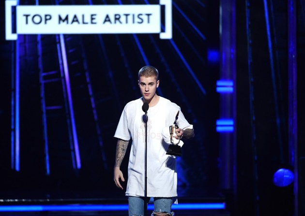Gambar Foto Justin Bieber Raih Piala Top Male Artist