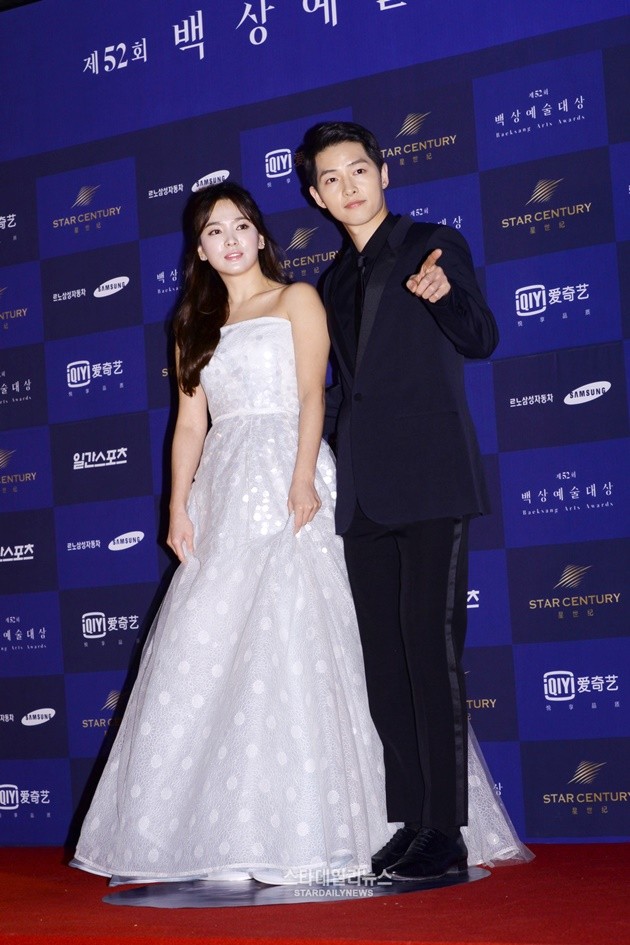 Gambar Foto Song Hye Kyo dan Song Joong Ki di Red Carpet Baeksang Art Awards 2016