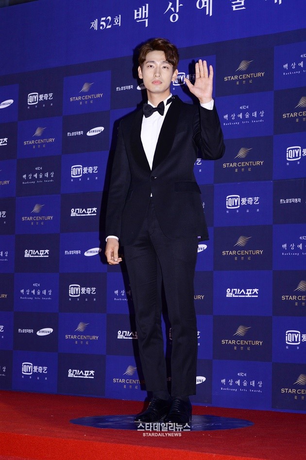 Gambar Foto Yoon Park di Red Carpet Baeksang Art Awards 2016