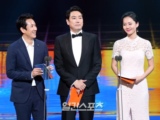Gambar Foto Lee Sun Gyun, Jo Jin Woong dan Yeom Jung Ah di Baeksang Art Awards 2016