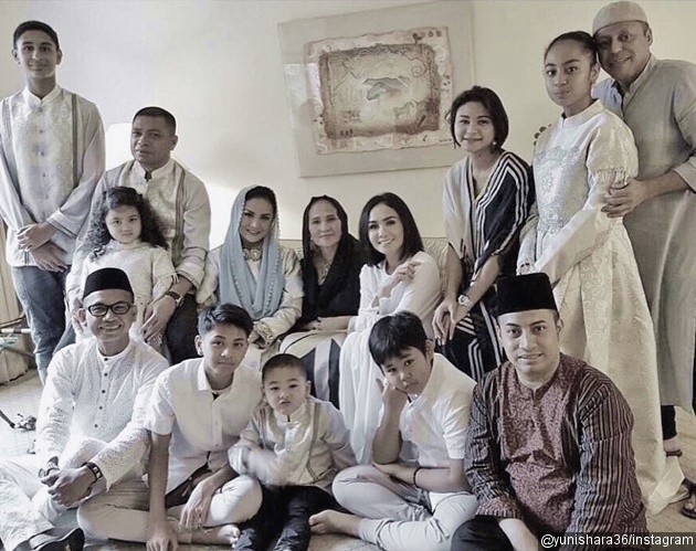 Gambar Foto Yuni Shara Ikut Berlebaran dengan Keluarga Sang Adik