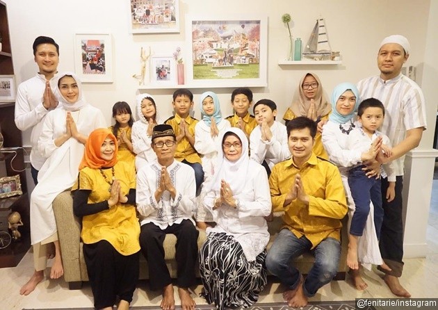 Gambar Foto Arie Untung dan Fenita Arie Mengunjungi Keluarga Besar Arie Untung