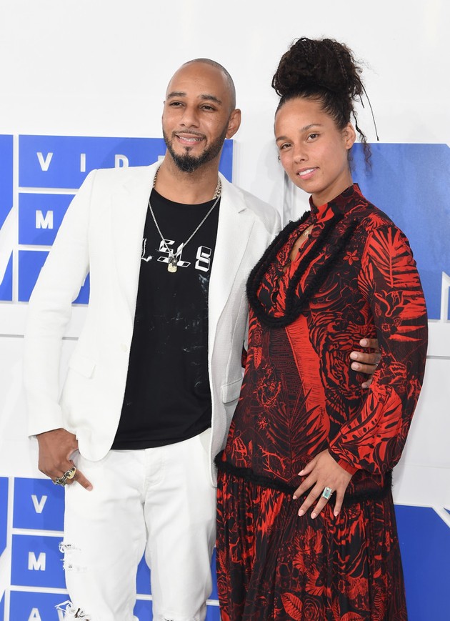 Gambar Foto Swizz Beatz dan Alicia Keys di Red Carpet MTV Video Music Awards 2016