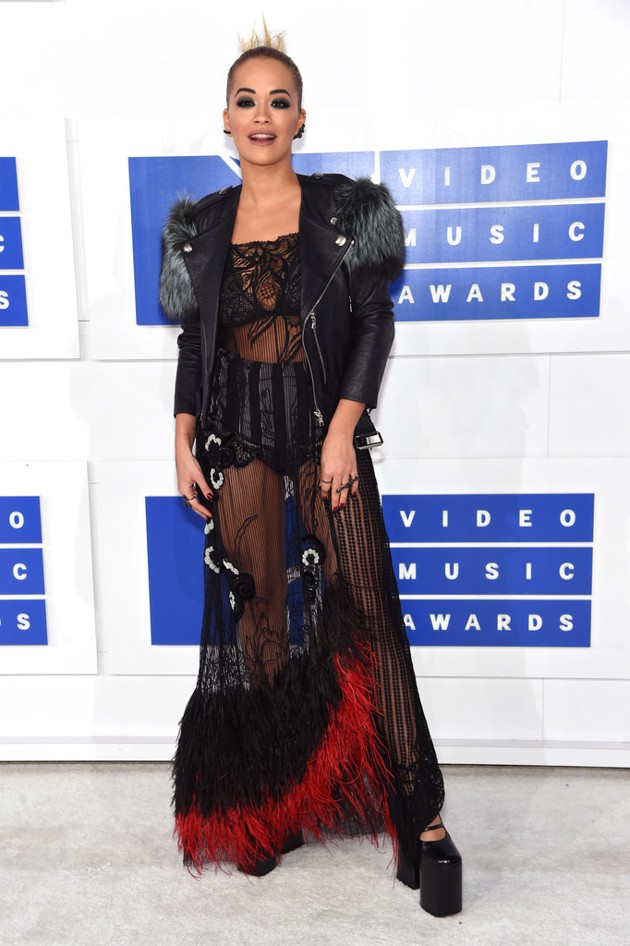 Gambar Foto Rita Ora di Red Carpet MTV Video Music Awards 2016