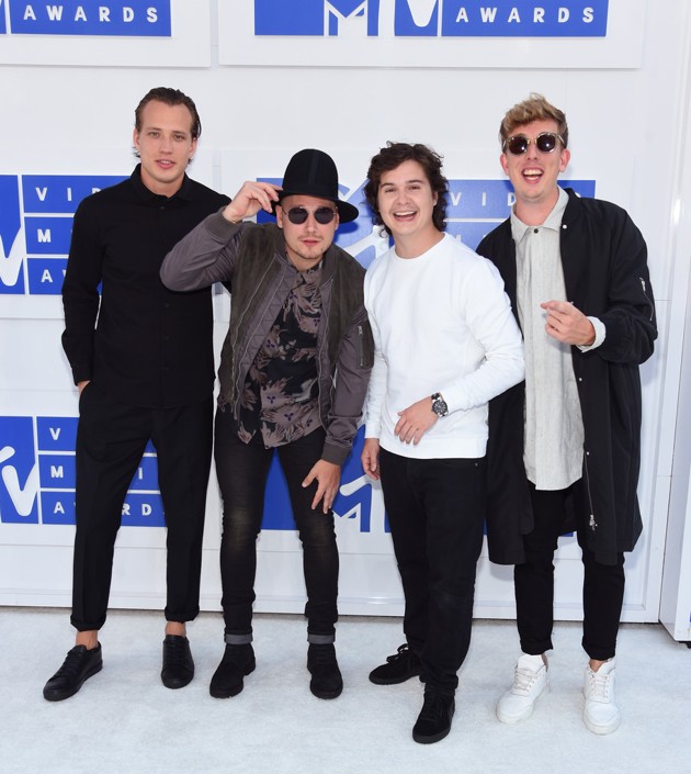 Gambar Foto Lukas Graham di Red Carpet MTV Video Music Awards 2016