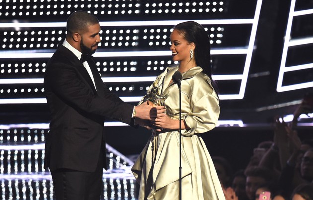 Gambar Foto Drake Berikan Piala pada Rihanna