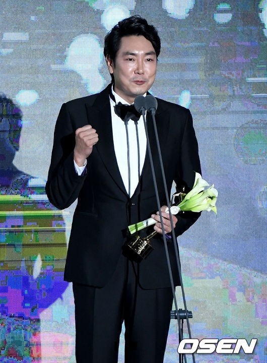 Gambar Foto Jo Jin Woong Raih Penghargaan Aktor/Aktris Mini Seri Terbaik