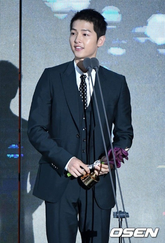 Gambar Foto Song Joong Ki Sabet Daesang di APAN Star Awards 2016