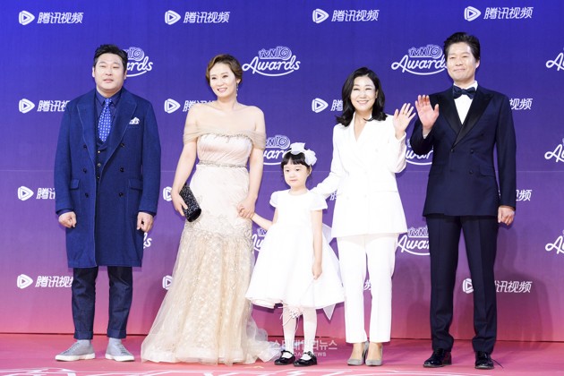 Gambar Foto Ra Mi Ran cs Hadir Wakili Drama 'Reply 1988' di tvN10 Awards 2016