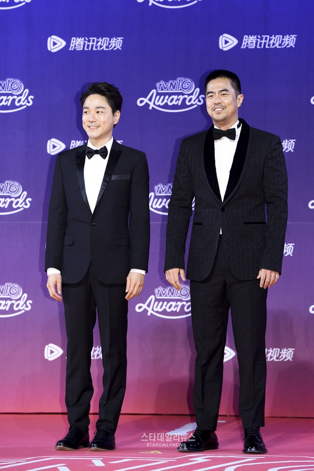 Gambar Foto Tae In Ho dan Jun Suk Ho Hadir Wakili Drama 'Misaeng' di tvN10 Awards 2016