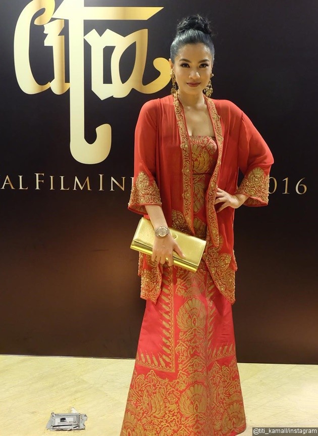 Gambar Foto Cantiknya Titi Kamal di Festival Film Indonesia 2016