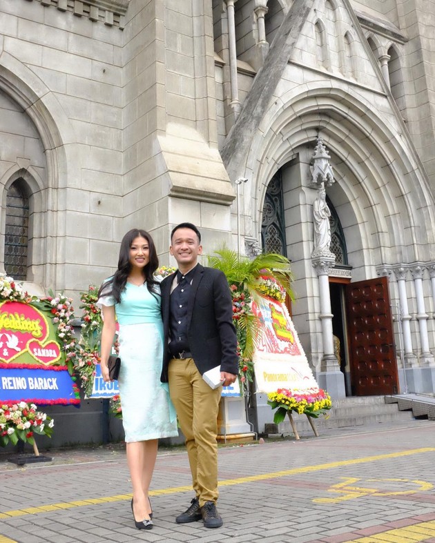 Gambar Foto Sarwendah dan Ruben Onsu di Pernikahan Sandra Dewi dan Harvey Moeis