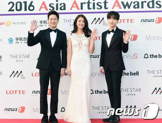 Gambar Foto Jo Woo Jung, Lee Si Young dan Leeteuk Super Junior di Red Carpet Asia Artist Awards 2016