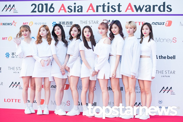 Gambar Foto Twice di Red Carpet Asia Artist Awards 2016