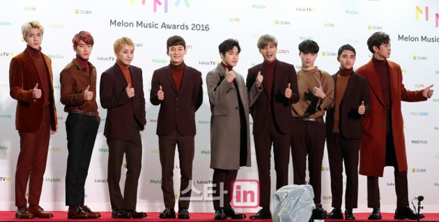 Gambar Foto EXO tampil bak model di Red Carpet MelOn Music Awards 2016
