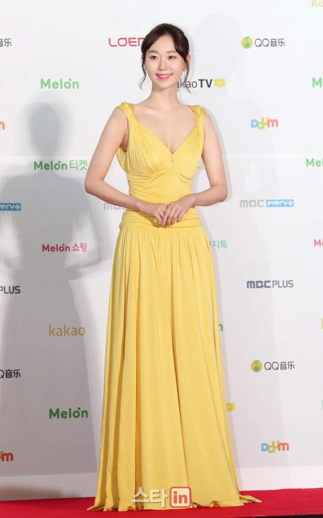 Gambar Foto Lee Yoo Young di Red Carpet MelOn Music Awards 2016