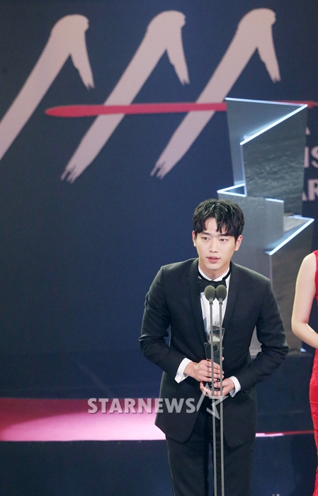 Gambar Foto Seo Kang Joon Raih Piala Best Entertainer Award