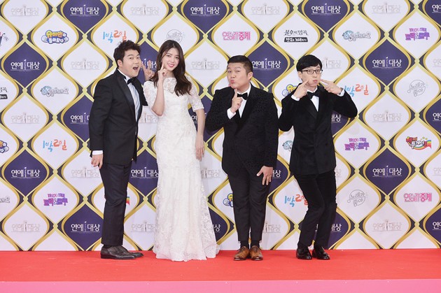 Gambar Foto Jun Hyun Moo, Uhm Hyun Kyung, Jo Se Ho dan Yoo Jae Seok Hadir Wakili 'Happy Together' di KBS Entertainment Awards 2016