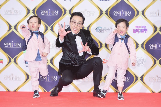 Foto Lee Hwi Jae Imut Bersama Si Kembar Seo Eon dan Seo Jun di Red Carpet KBS Entertainment Awards 2016