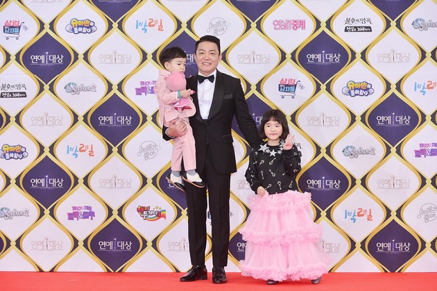 Foto Lee Bum Soo Ditemani Soeul dan Daeul di Red Carpet KBS Entertainment Awards 2016