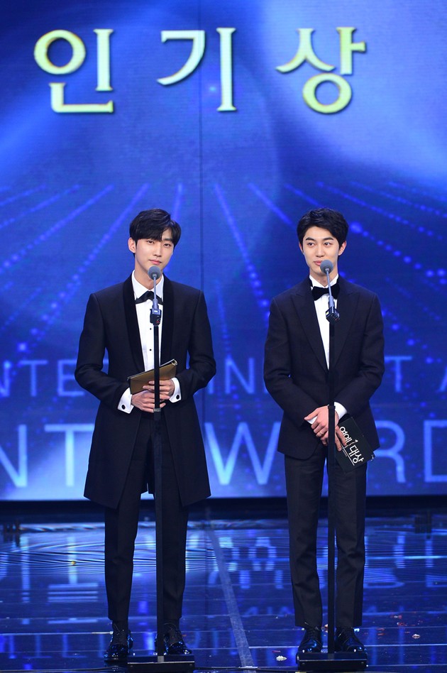 Foto Jinyoung B1A4 dan Kwak Dong Yeon di KBS Entertainment Awards 2016