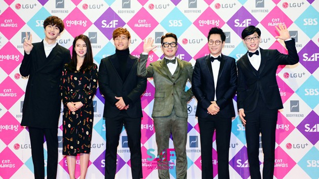 Foto Yoo Jae Seok cs Hadir Wakili Acara 'Running Man' di SBS Entertainment Awards 2016