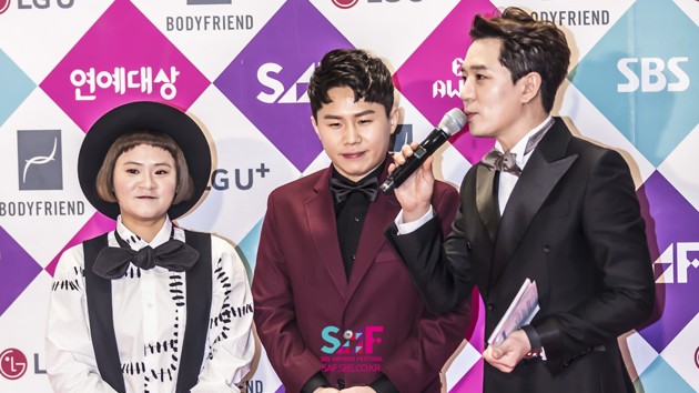 Gambar Foto Kim Shin Young dan Yang Se Hyung di SBS Entertainment Awards 2016