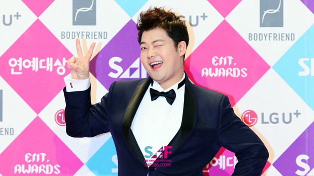 Gambar Foto Jun Hyun Moo di SBS Entertainment Awards 2016