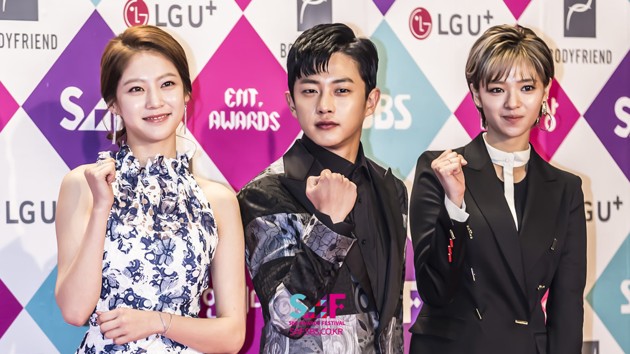 Gambar Foto Gong Seung Yeon, Kim Min Suk dan Jeongyeon Twice Hadir Wakili 'Inkigayo' di SBS Entertainment Awards 2016