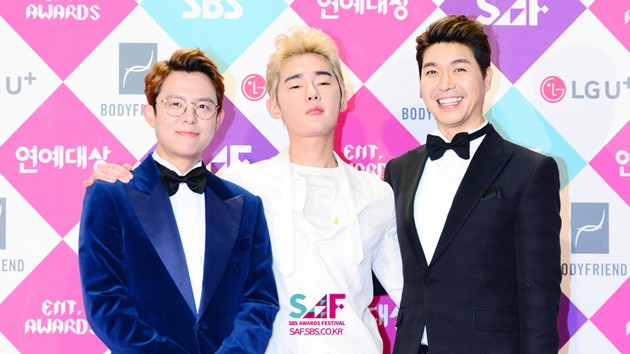 Foto Tony Ahn, Heo Ji Woong dan Park Su Hong di SBS Entertainment Awards 2016