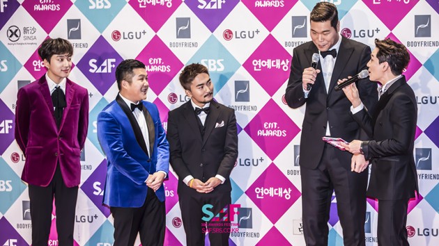 Gambar Foto Kang Seung Yoon cs Wakili Acara 'Flower Crew' di SBS Entertainment Awards 2016