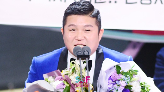Foto Jo Se Ho Raih Piala Variety Scene Stealer Award