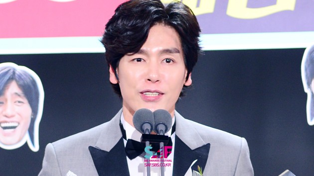 Foto Choi Sung Guk Raih Piala Variety Scene Stealer Award