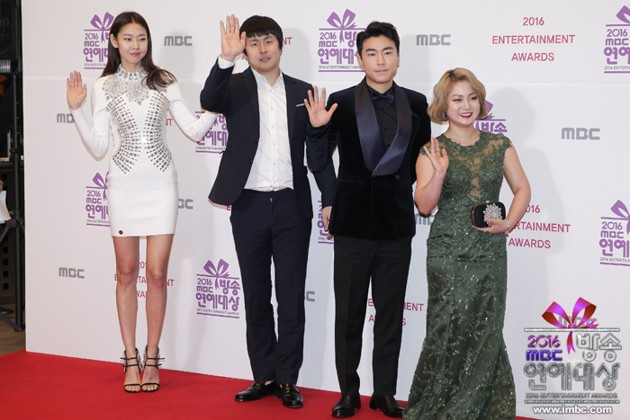 Gambar Foto Park Na Rae cs Hadir Wakili Acara 'I Live Alone' di Red Carpet MBC Entertainment Awards 2016