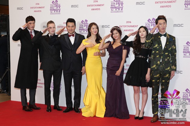 Gambar Foto Lee Si Young cs Hormat Saat Wakili Acara 'Real Man' di Red Carpet MBC Entertainment Awards 2016