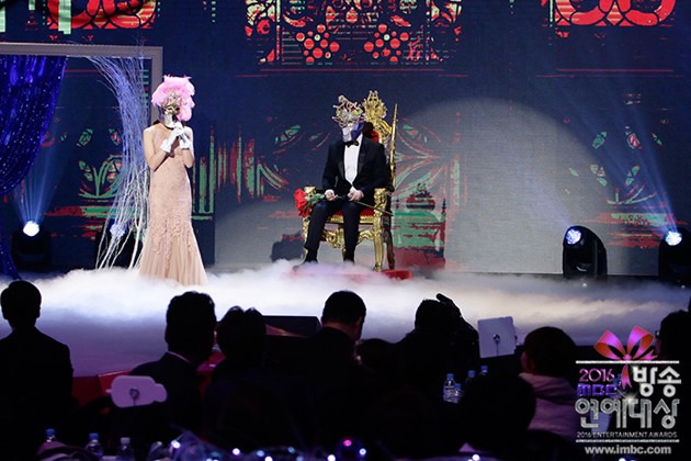 Gambar Foto Dua Penyanyi Bertopeng Tampil di MBC Entertainment Awards 2016